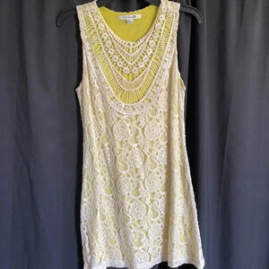 Lace‎ with yellow undertone